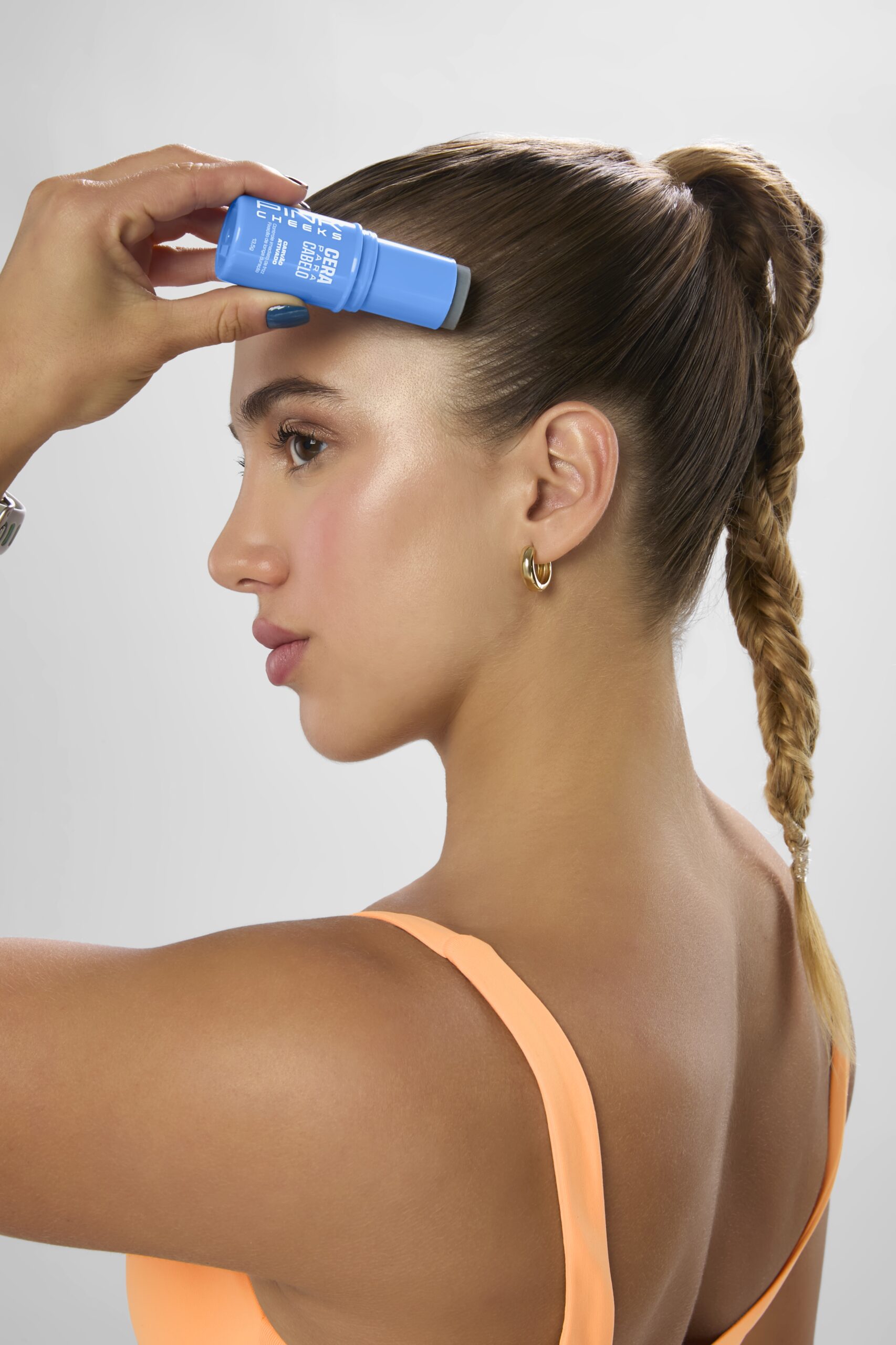 MANU CIT e PINK CHEEKS lançam stick capilar modelador com fórmula antifrizz de alta performance