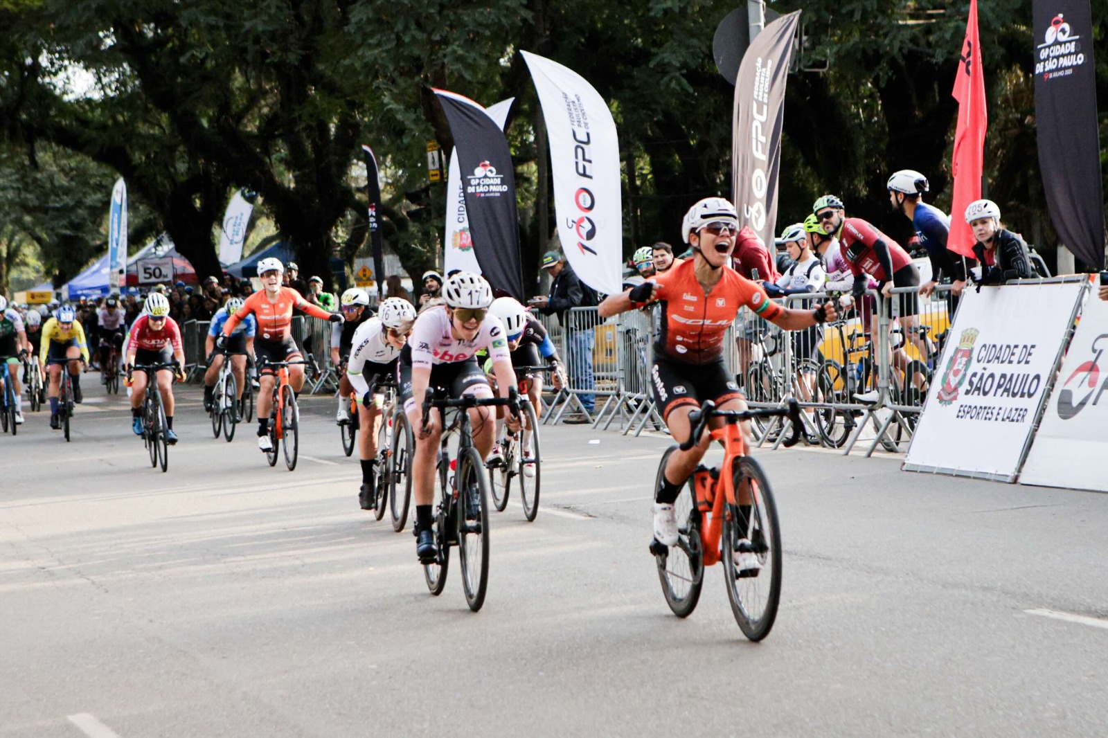 Thayná Araújo, representante de Santos, vence o GP Cidade de São Paulo de Ciclismo