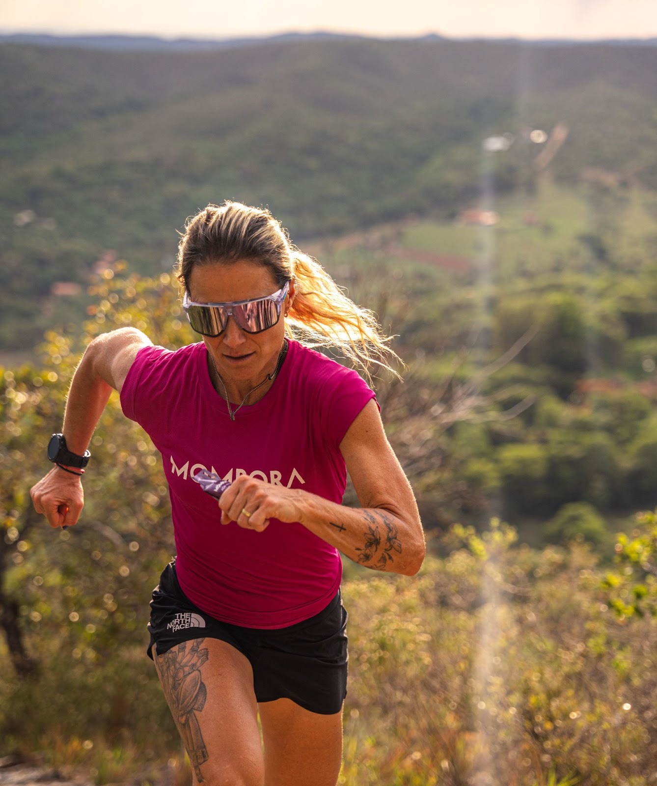 Com foco em performance natural, ultramaratonista Fernanda Maciel assina parceria de dois anos com a Mombora